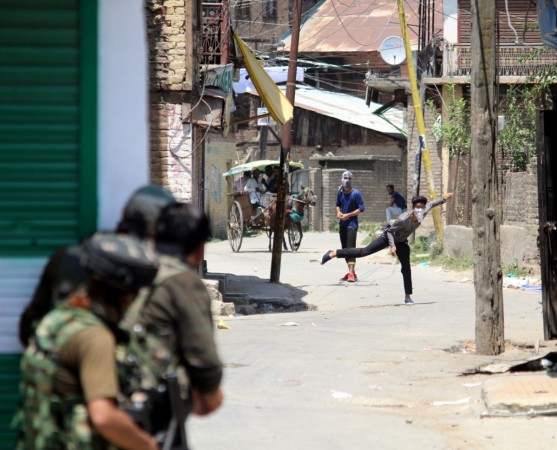 Protesters pelt stones on security personnel during a separatist-called shutdown in support of Article 35A that gives special powers to the state legislature, in Sopore, Jammu and Kashmir on Aug 5, 2018. The separatist conglomerate, Joint Resistance Leadership (JRL), called for a complete shutdown for two days in support of the Article that has been challenged in the Supreme Court. 克什米尔和巴洛克的指纹
