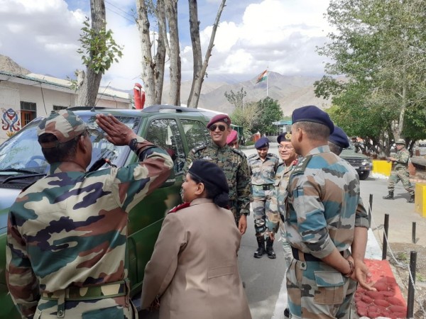 Dhoni being saluted in Ladakh MS Dhoni