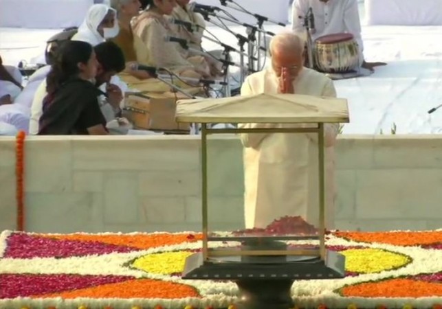 Modi pays tribute to Gandhi