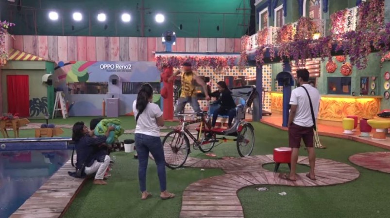 Vithika Sheru pushes Baba Bhaskar off the rickshaw during Battle of the Medallion task in Bigg Boss Telugu 3 Vithika Sheru pushes Baba Bhaskar off the rickshaw during Battle of the Medallion task in Bigg Boss Telugu 3