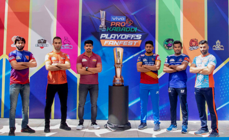 Stars from all the six teams pose with the PKL trophy PKL play-offs