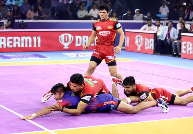 Naveen raiding successfully in the first semi-final vs Bulls Naveen Kumar