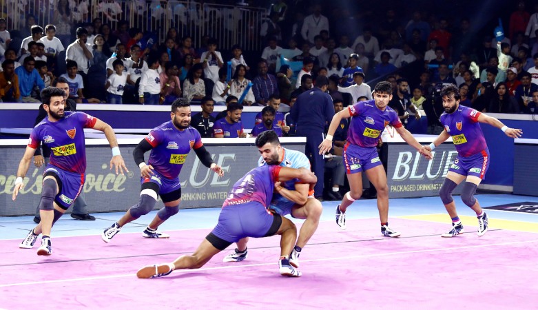 Esmail Nabibaksh of Bengal Warriors during a raid PKL 7 final