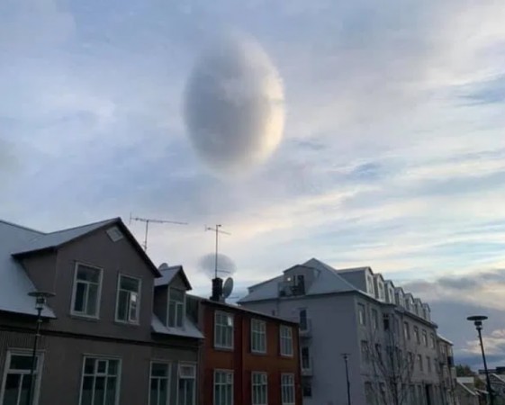 Egg-shaped cloud that appeared in Iceland Egg-shaped UFO