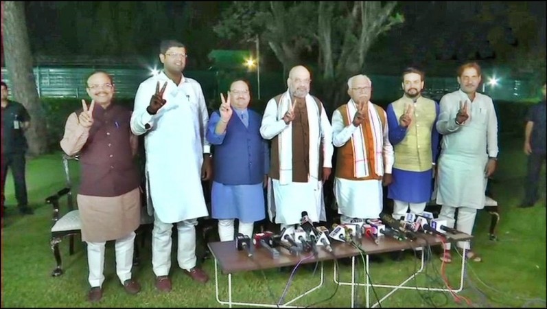 Union Home Minister Amit Shah talks to press regarding the formation of coalition government in Haryana; at his residence in New Delhi on Oct 25, 2019. Also seen BJP working President J P Nadda, Jannayak Janta Party (JJP) chief Dushyant Chautala, Haryana BJP chief Subhash Barala, MoS for Finance Anurag Thakur and Haryana Chief Minister Manohar Lal Khattar. BJP JJP government formation haryana