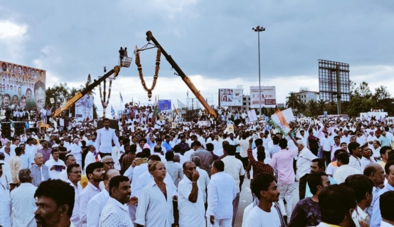 Crnaes holding huge garlands to welcome DK Shivakumar DK Shivakumar
