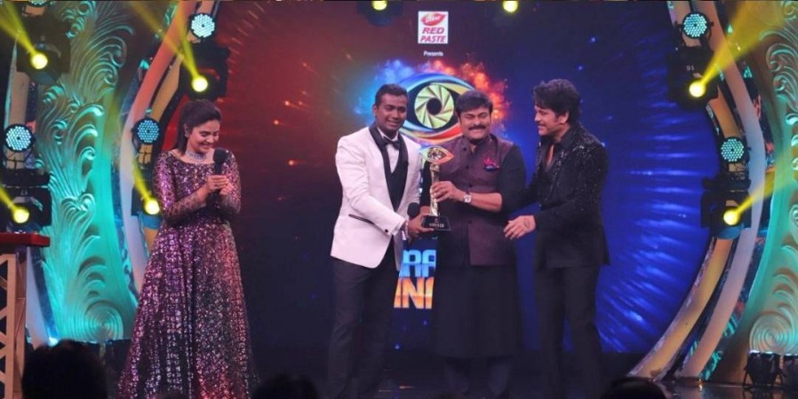 Chiranjeevi presenting the winner's trophy of Bigg Boss Telugu 3 to Rahul Sipligunj Chiranjeevi presenting the winner's trophy of Bigg Boss Telugu 3 to Rahul Sipligunj