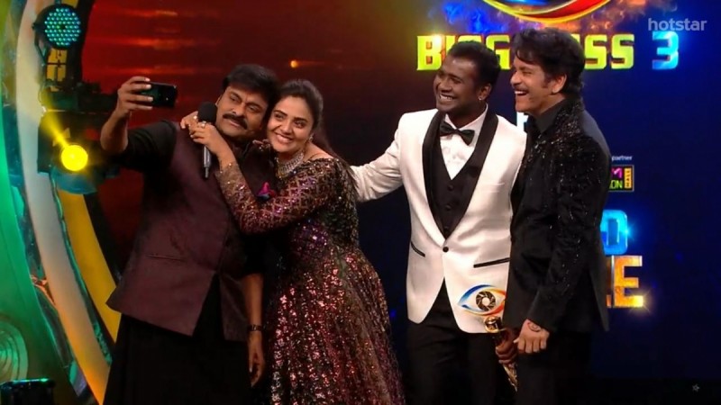Megastar Chiranjeevi clicks a selfie with Sreemukhi, and it is super cute. Sreemukhi