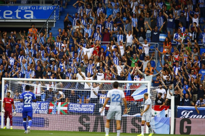 Mendizorrotza sees Alaves' loyal fans turn up in huge numbers Mendizorrotza