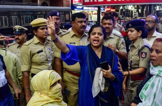 IMA investors protest outside Shivajinagar office based on a fake WhatsApp message. Injured woman Mumtaz in picture. IMA investors protest outside Shivajinagar office based on a fake WhatsApp message