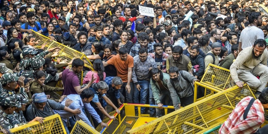 Hundreds of JNU students staged a march to Parliament, on the opening day of the winter session. 贾纳家抗议