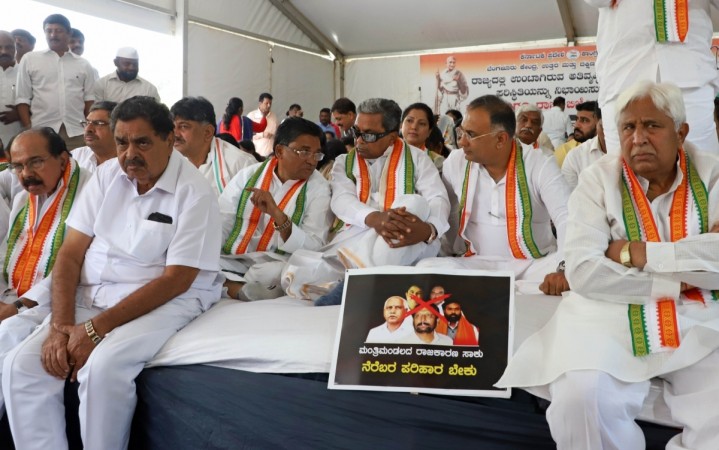 Bengaluru: Karnataka Congress leaders Veerappa Moily, Ramanath Rai, D. K. Shivakumar, V. S. Ugrappa, Sowmya Reddy, Siddaramaiah, Dinesh Gundu Rao and H. K. Patil during a sit-in demonstration against the B. S. Yediyurappa-led state government over flood situation in the state, in Bengaluru on Aug 29, 2019 Karnataka Congress