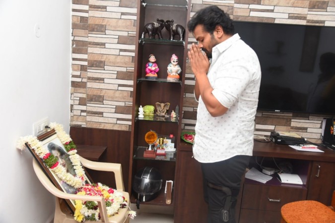 Manchu Manoj pays tributes to Hyderabad rape victim Disha Manchu Manoj pays tributes to Hyderabad rape victim Disha