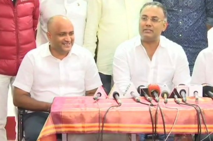 Corporator R Vasanth Kumar along with KPCC president Dinesh Gundu Rao Corporator R Vasanth Kumar