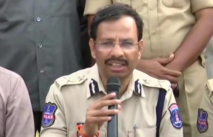 VC Sajjanar briefs media on Telangana encounter. VC Sajjanar