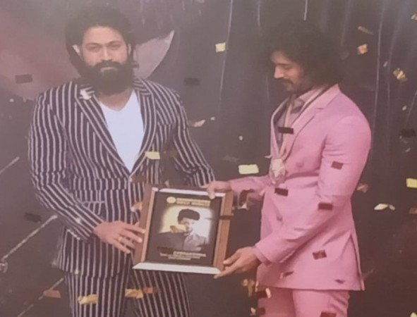 Yash presents the best actor award to Vijay Devarakonda Yash presents the best actor award to Vijay Devarakonda