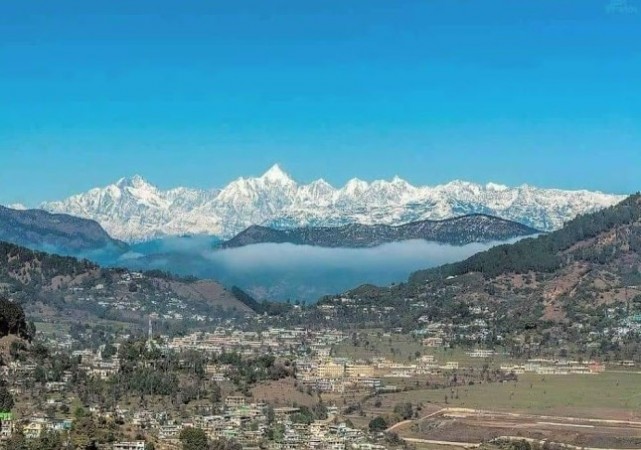 Nainital is located in the Kumaon foothills of the outer Himalayas about 285 km from Dehradun and 345 km from New Delhi. A picturesque hill town in the northern state of Uttarakhand, Nainital is set in a valley at an altitude of 6,358 feet above sea level. This beautiful town is surrounded by seven hills - Ayarpata, Devpata, Hanibani, China, Alma, Ladiya-Kanta and Sher-Ka-Danda. Popularly referred to as 'Sapta-Shring, these majestic hills, the waters of the lake and areas natural beauty all add to the beauty of Nainital. nainital