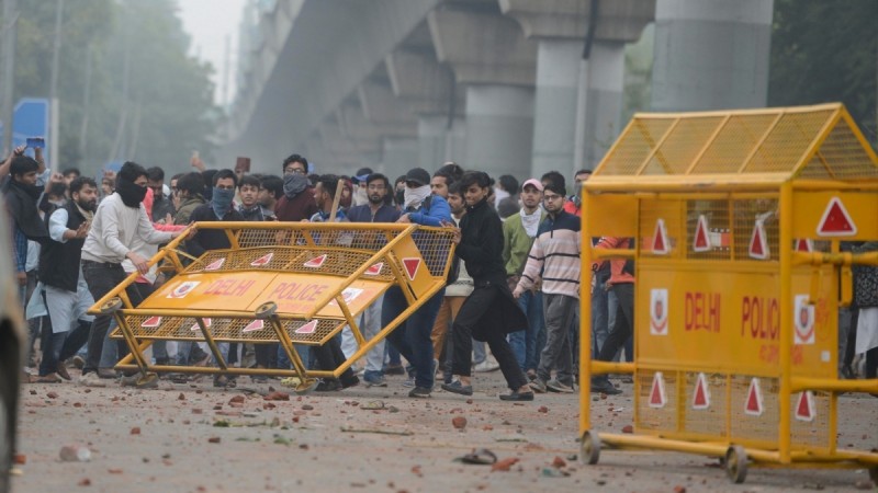 Clashes break out in New Delhi against CAA. 抗议示威