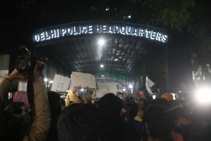 Protesters at Delhi Police headquarters agitating against the violence at Jamia Nagar. 在德尔加多