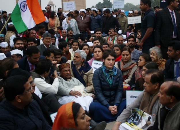 Congress workers led by party leaders AK Antony, Priyanka Gandhi Vadra, Ambika Soni, Sushmita Dev and Ahmed Patel, stage a sit-in demonstration against police crackdown on the students of Jamia Milia Islamia (JMI) University during their protest against the Citizenship Amendment Act (CAA) 2019; at India Gate in New Delhi on Dec 16, 2019. 甘地·普拉多·甘地