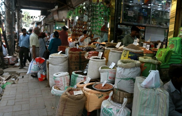 Spices on sale at a shop in Khari Baoli whole sale market near Chandni Chowk, in New Delhi. 市场