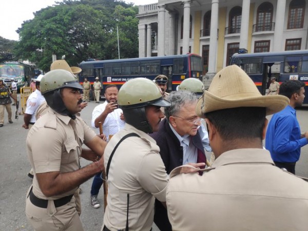 Historian Ramachandra Guha detained in Bengaluru. ramchandra guha