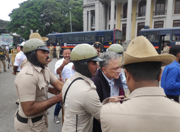 Ramachandra Guha detained by Bengaluru police for protesting against CAA Ramachandra Guha detained by Bengaluru police for protesting against CAA