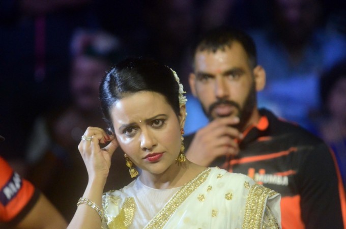 Mumbai: Amruta Fadnavis, singer-Banker and wife of Maharashtra Chief Minister Devendra Fadnavis sings the National Anthem ahead of a Pro Kabaddi League 2017 match between U Mumba and Jaipur Pink Panthers, in Mumbai on Aug 25, 2017. amruta fadnavis
