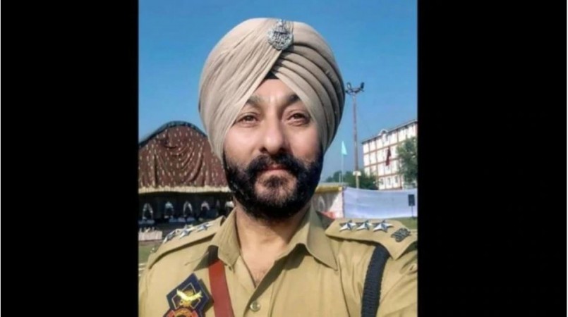 Deputy Superintendent (DSP) Davinder Singh was arrested along with two militants in Jammu and Kashmir Dy. SP Davinder Singh