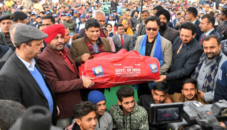 Kiren Rijiju distributing sports kits to various Youth Clubs at Chakroi, Suchetgarh in Jammu and Kashmir. Kiren Rijiju