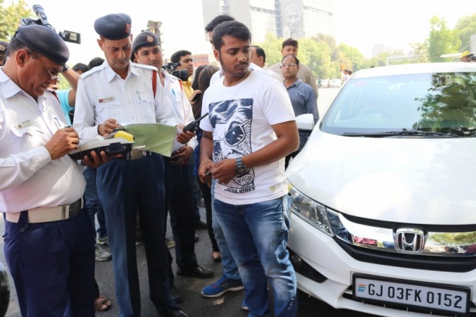 Delhi traffic police prosecute driver of a car with even numbered registration plate on Day 1 (Phase 2) of implementation of Delhi Government's odd-even traffic formula on April 15, 2016. delhi traffic cop
