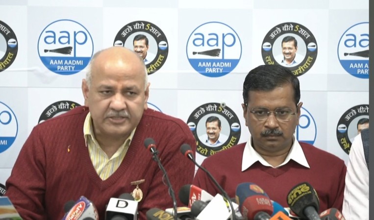 Delhi CM Arvind Kejriwal and Deputy Chief Minister Manish Sisodia present AAP Ka Manifesto. AAP chief Arvind Kejriwal