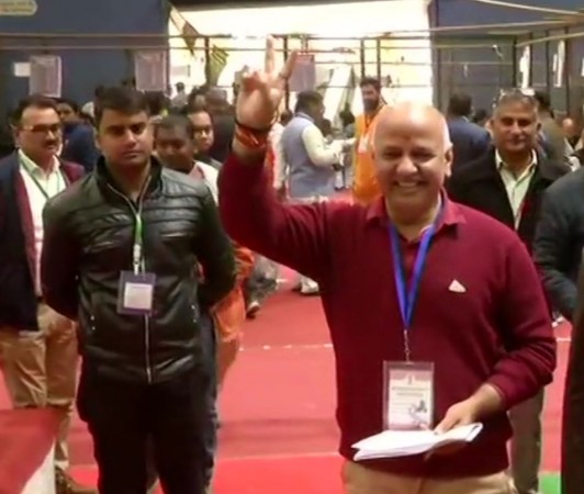 Manish Sisodia shows victory sign. Twitter Manish Sisodia shows victory sign