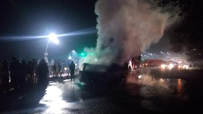 At least seven people were charred to death when a truck and a van collided on Unnao-Hardoi turn, near Lucknow-Agra Expressway toll plaza. Twitter unnao accident