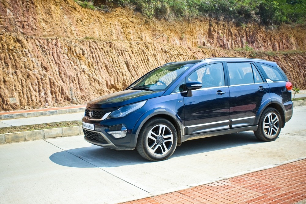 At the speed of over 50kmph, small potholes and small speed bumps are not a problem for Hexa Tata Hexa