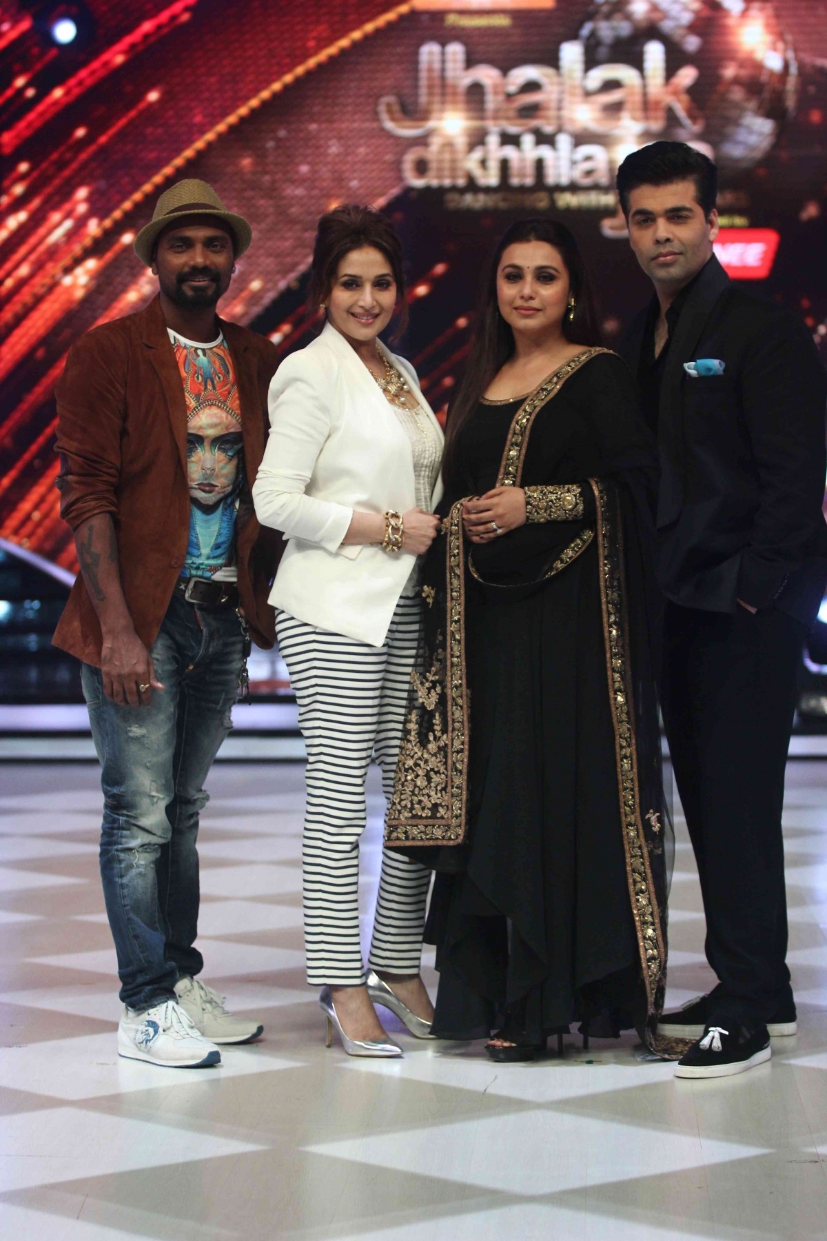 Rani and the judges strike a pose. Rani promotes 'Mardaani' on 'Jhalak Dikhhla Jaa'