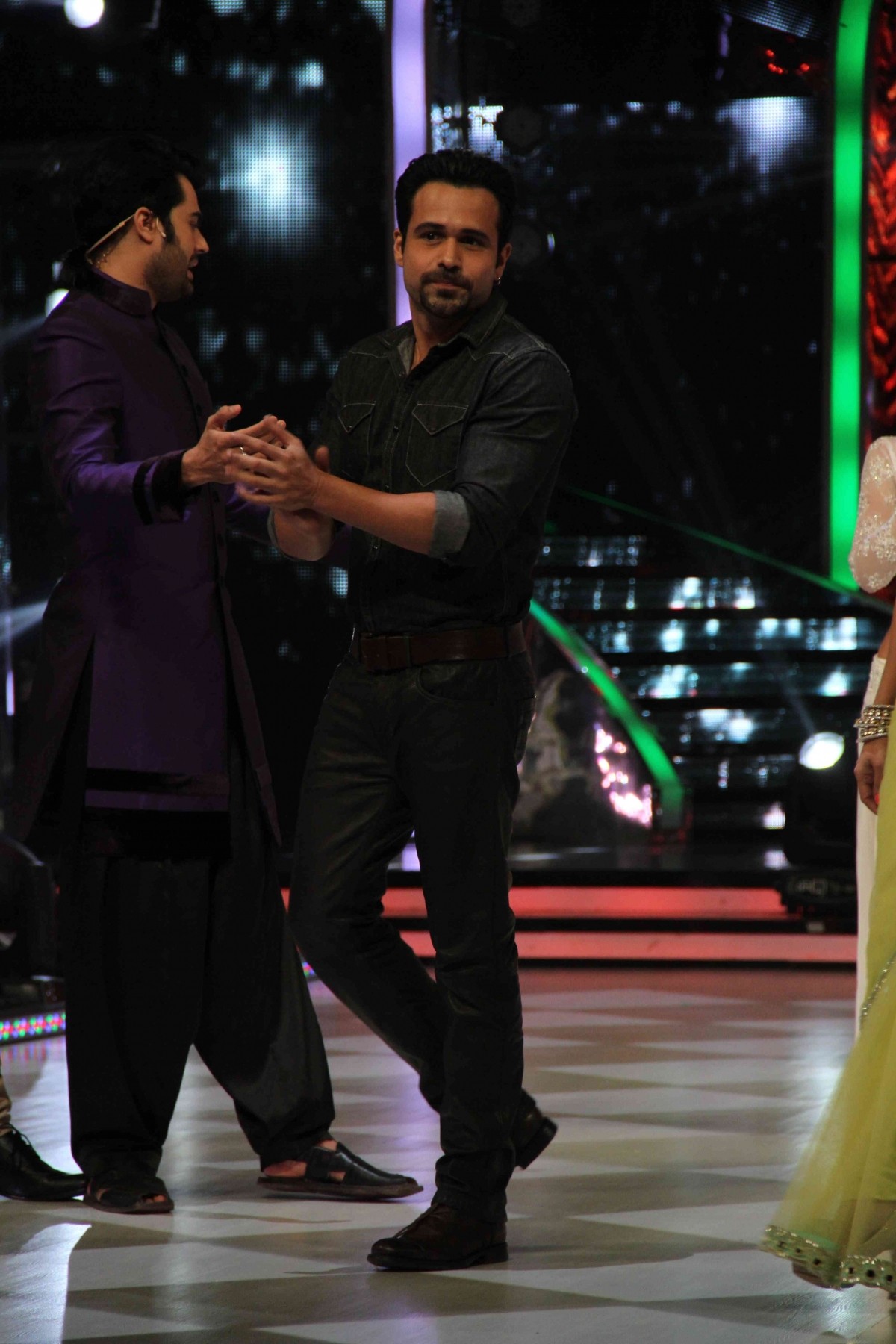 Hashmi has fun with host Manish Paul Emraan Hashmi promotes 'Raja Natwarlal' on the sets of 'Jhalak Dikhhla Jaa'
