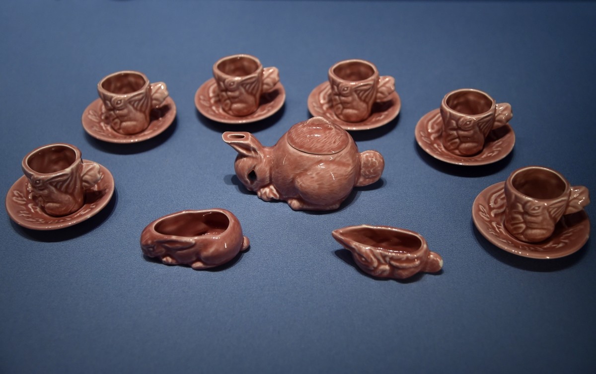 A tea set belonging to Queen Elizabeth from approximately 1930. Tea set of exhibition