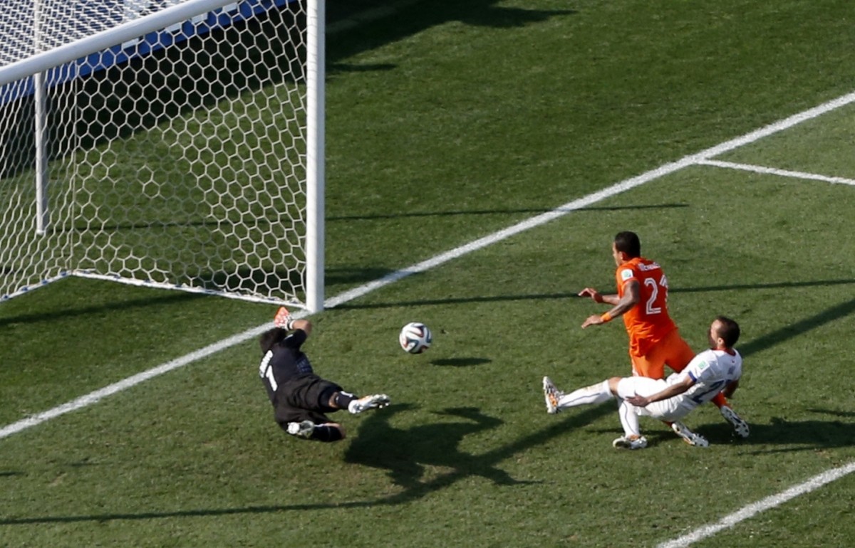 Depay of the Netherlands scores past Chile's Bravo during their 2014 World Cup Group B match in Sao Paulo Netherlands v Chile