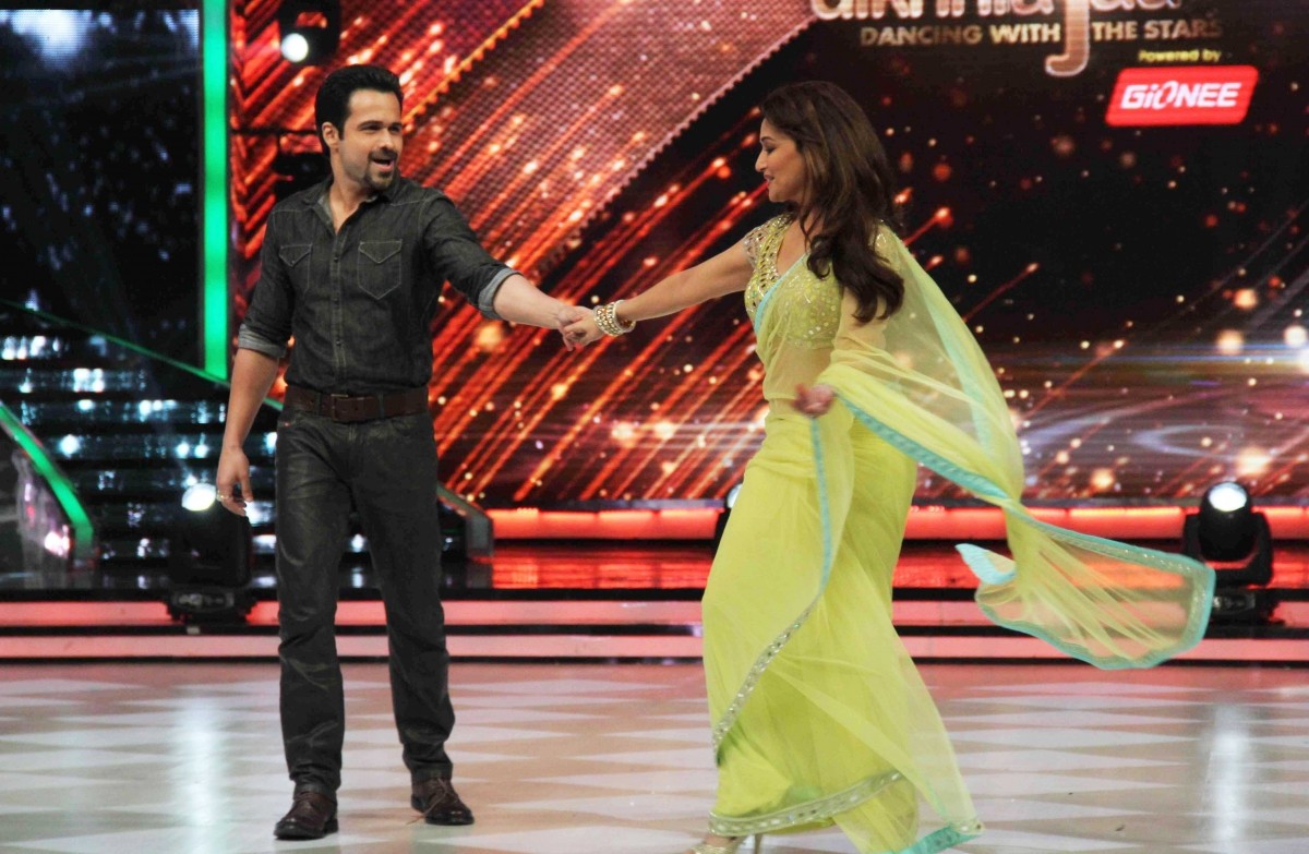 Emraan Hashmi dances with Madhuri Dixit on 'Pee Loon' Emraan Hashmi promotes 'Raja Natwarlal' on the sets of 'Jhalak Dikhhla Jaa'