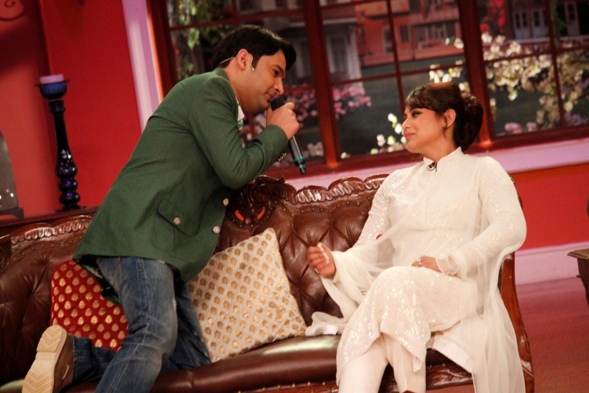 A visibly elated Kapil Sharma charms Rani Mukerji with a song. Rani promotes 'Mardaani' on 'Comedy Nights With Kapil'