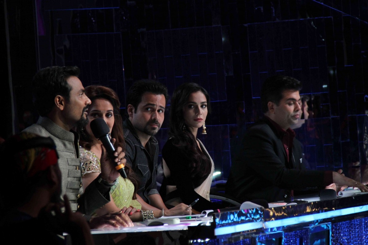 Humaima Malik looks on while Remo D'Souza comments on one of the acts Emraan Hashmi promotes 'Raja Natwarlal' on the sets of 'Jhalak Dikhhla Jaa'