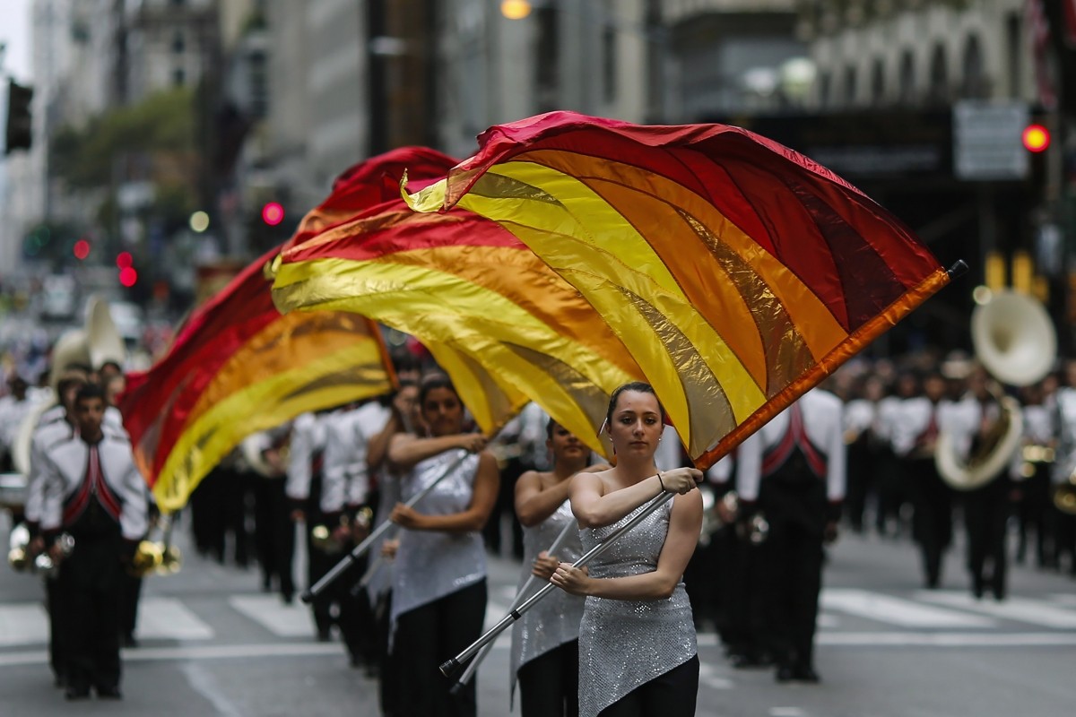 Have street parades. День Колумба в Мексике. Columbus Day in Spain. Парад в честь Колумба.