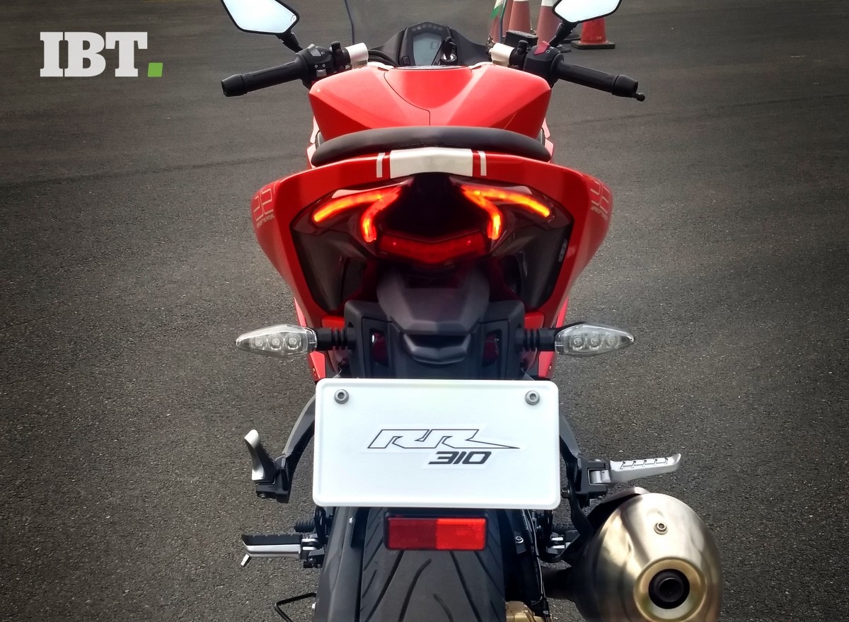 TVS Apache RR 310 boasts of high quality paint finish, plastics and fitment of panels. TVS Apache RR 310