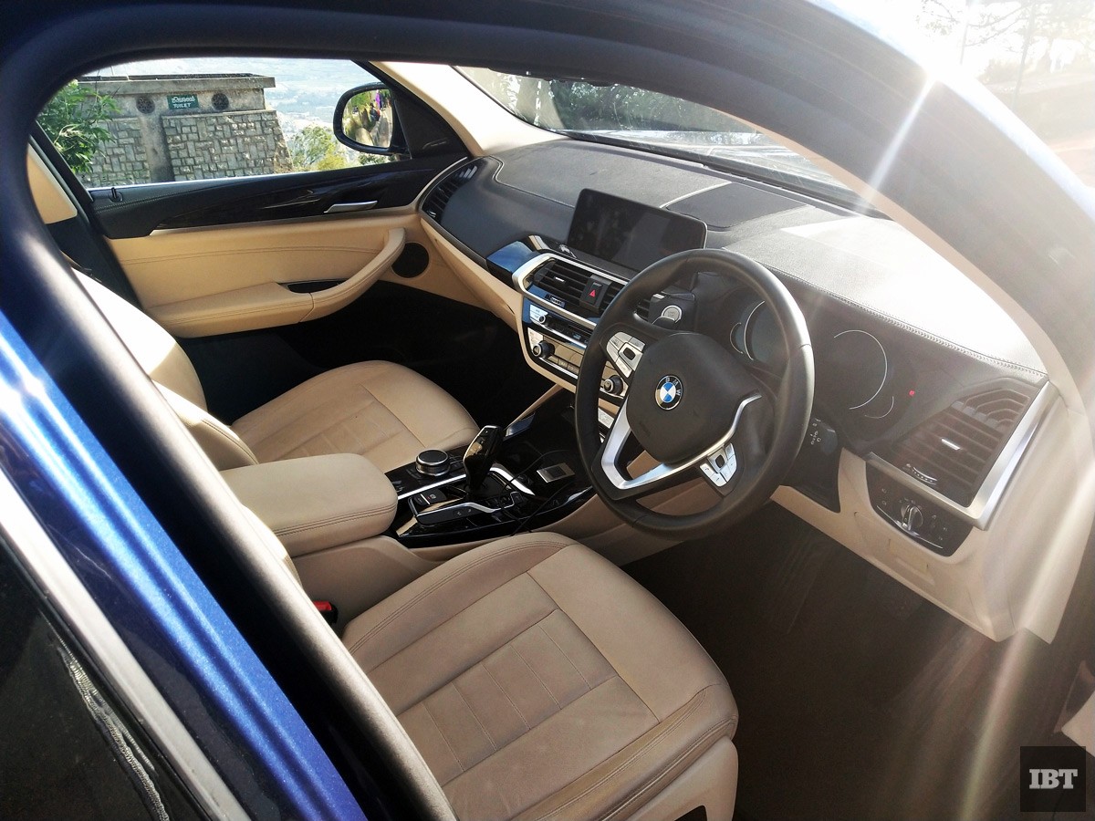 The large sunroof channels a lot of natural lights inside the cabin 2018 BMW X3