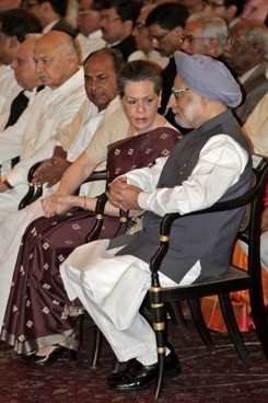 Sonia Gandhi and PM Manmohan Singh (Reuters) Sonia Gandhi and PM Manmohan Singh (Reuters)