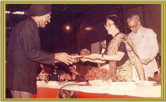 Prime Minister, Mrs. Indira Gandhi gives away the keys of the first Maruti 800 to the first customer, Mr. Harpal Singh -Dec, 1983. Maruti 800 first car Harpal singh