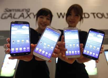 Models pose for photographers with Samsung's latest flagship smartphone - the Galaxy S Series smartphone - during its launch event at the company's headquarters in Seoul April 25, 2013. (Credit: Reuters) Samsung Smartphone Market Share Rises