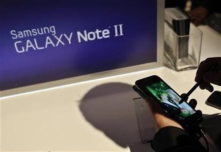 A person uses the Galaxy Note II after a news conference announcing Samsung's update to its phone-tablet hybrid in New York, October 24, 2012.