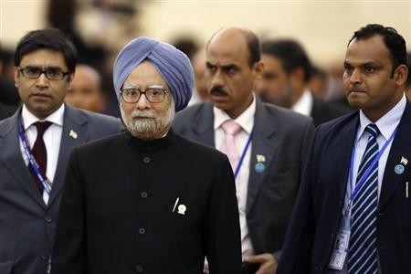 Indian Prime Minister Manmohan Singh (2nd L) is followed by his staff as he leaves a session of the 21st ASEAN (Association of Southeast Asian Nations) and East Asia summits in Phnom Penh November 20, 2012.